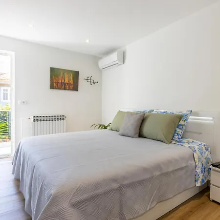 Villa Persea - *