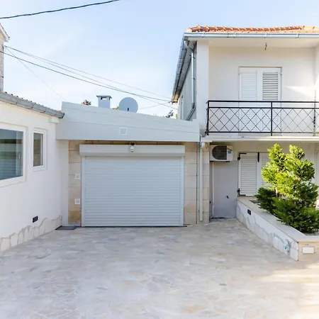 Villa Persea - *